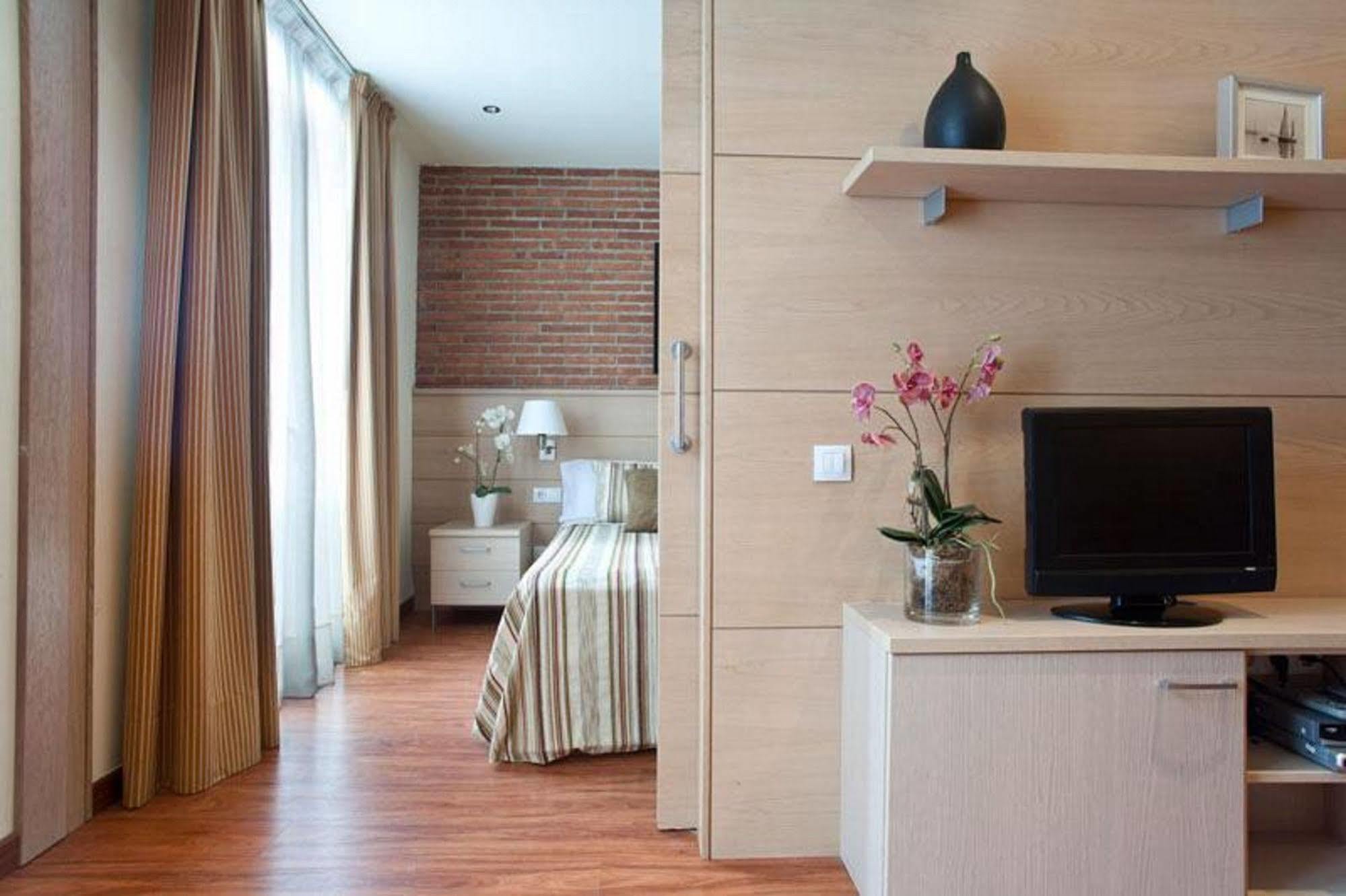 Serennia Cest Apartamentos Arc de Triomf Barcelona Exterior foto